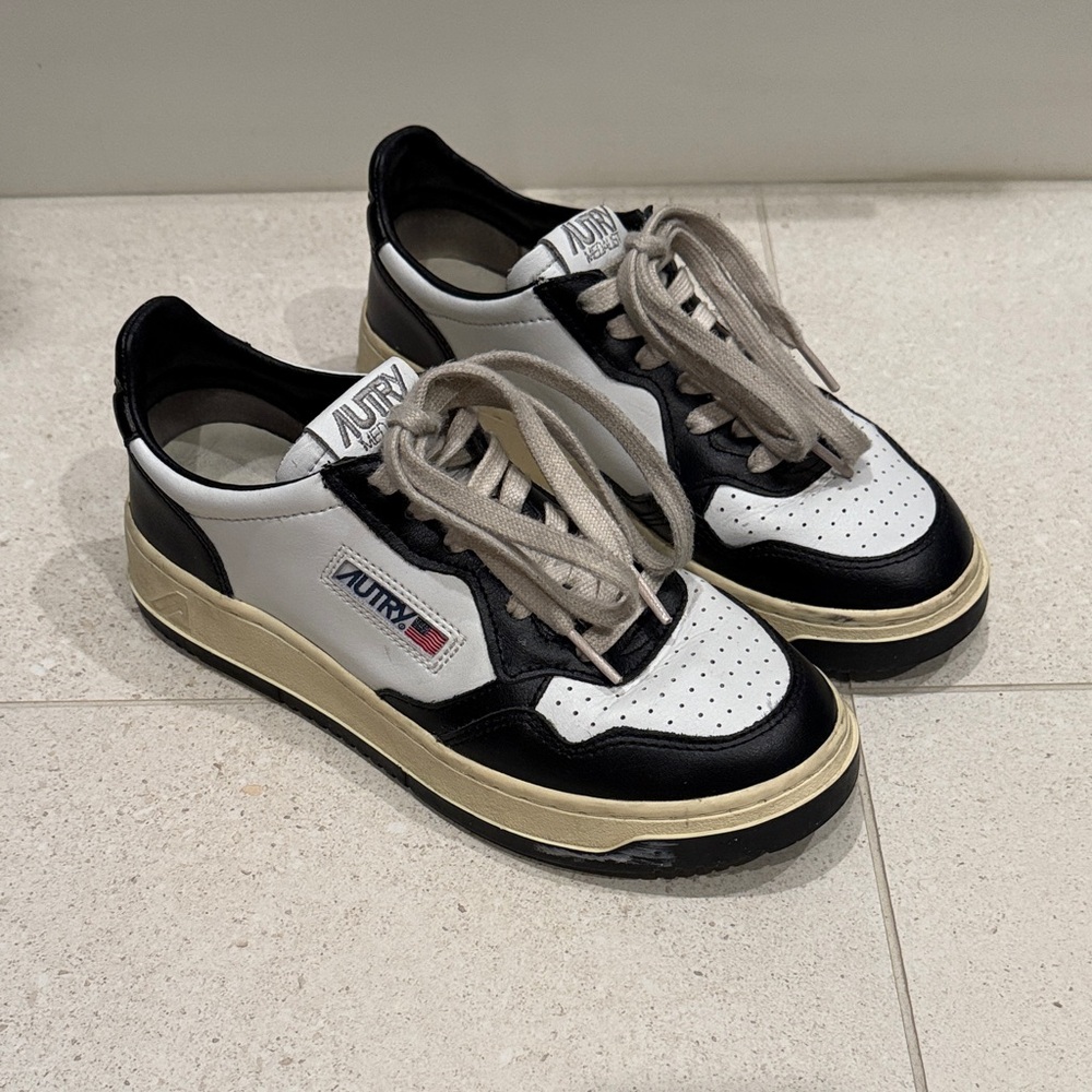 Women’s Autry Medalist Low-Top Sneakers